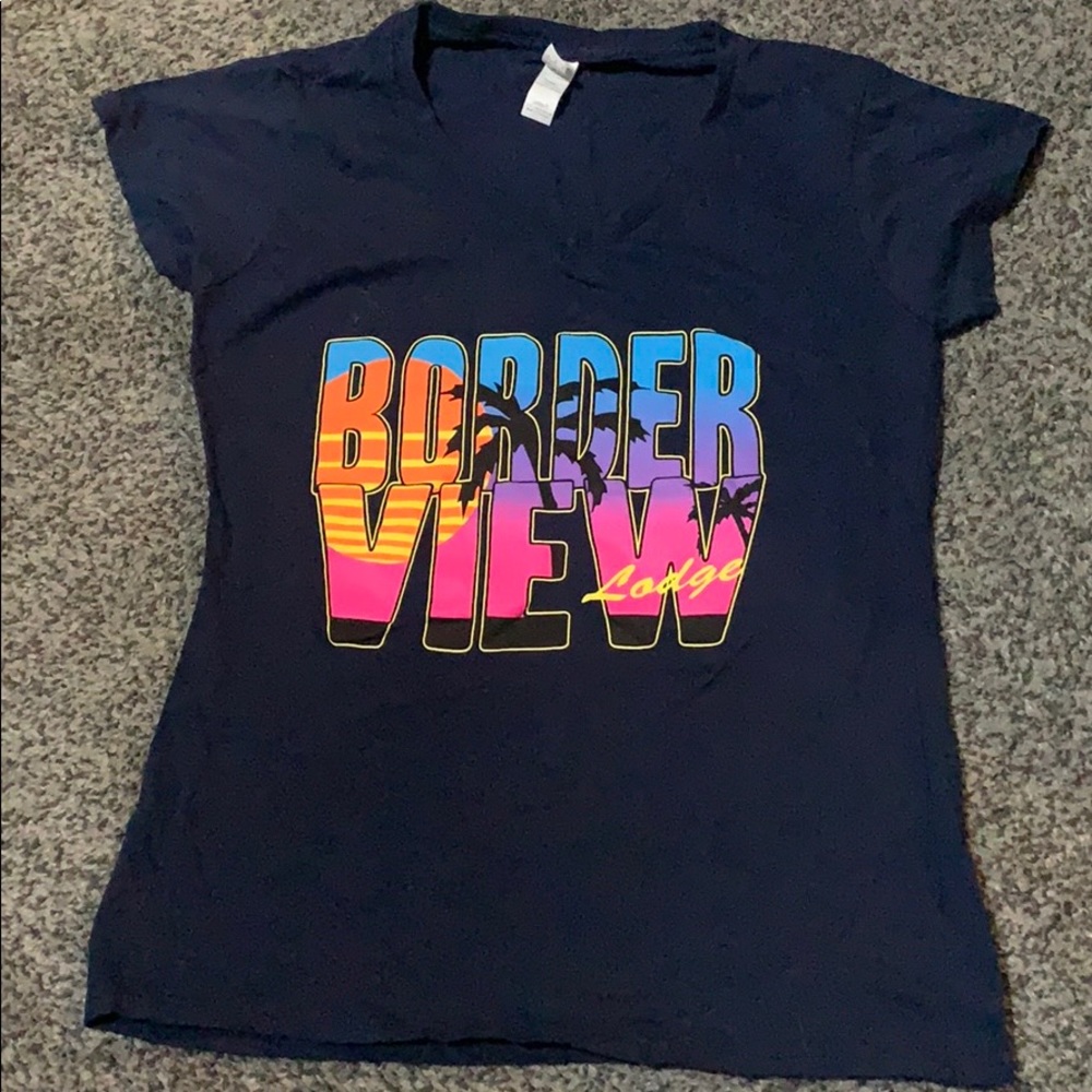 Border view lodge v neck shirt
